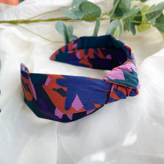 Floral print knot headband for women, comfortable and flexible fabric hairband, featuring a floral design, is the perfect ladies hair accessory, combining the style of a knotted hairband with the practicality of a wide headband for a chic and secure look.